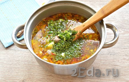 В готовый суп добавить измельчённую зелень и специи, дать закипеть и сразу снять с огня.