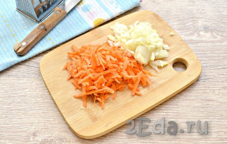 Натереть небольшую морковь на крупной тёрке, нарезать половину луковицы на мелкие кусочки.
