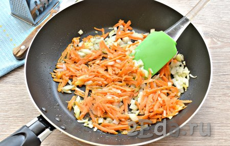В сковороде прогреть растительное масло, выложить морковку с луком и обжарить до мягкости (минут 5) на среднем огне, иногда перемешивая.