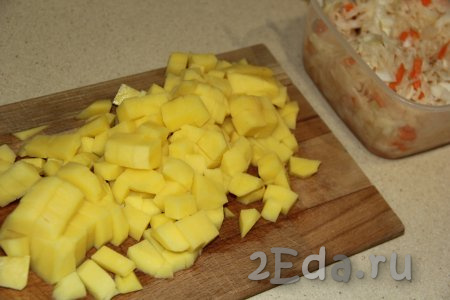 Картофель почистить и нарезать на кубики.