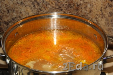 Когда картошка проварится минут 20 (станет мягкой), выложить в кастрюлю консервированную фасоль и обжаренные морковку с луком, дать закипеть и сразу уменьшить огонь.