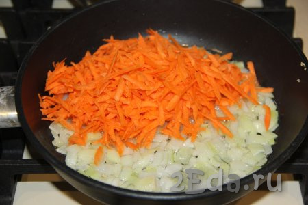На сковороду к обжаренному луку выложить натёртую морковь.