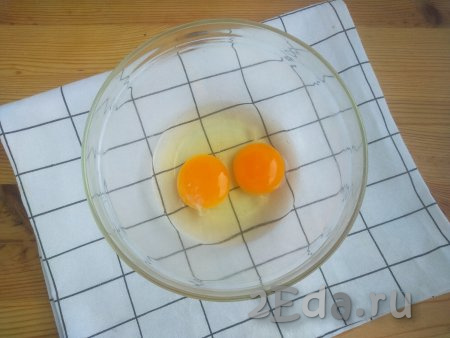 Вбить сырые яйца в миску, в которой будете замешивать тесто.
