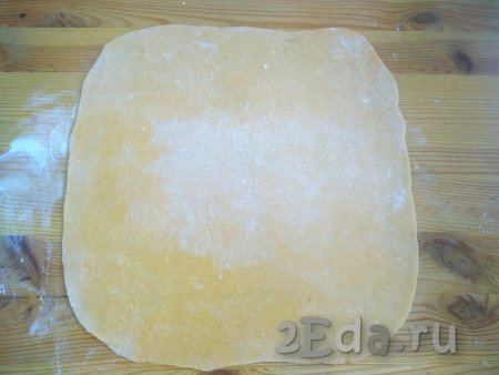 Поверхность для раскатки теста присыпать мукой и раскатать на ней тесто в пласт толщиной 1,5-2 мм.