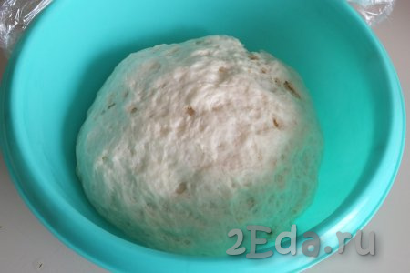 По прошествии времени обомните тесто и оставьте под плёнкой ещё на 30 минут. Постное дрожжевое тесто увеличится в объёме в несколько раз, теперь можно приступать к формированию пирога.