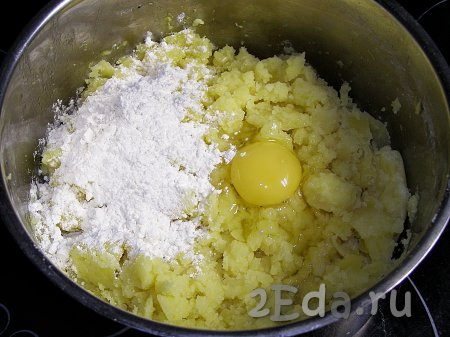 В остывшее картофельное пюре добавляем яйцо, муку и хорошо размешиваем. Пюре должно получиться, как плотное тесто и не должно прилипать к рукам. Если картофельное тесто получается липким, можно добавить ещё немного муки.