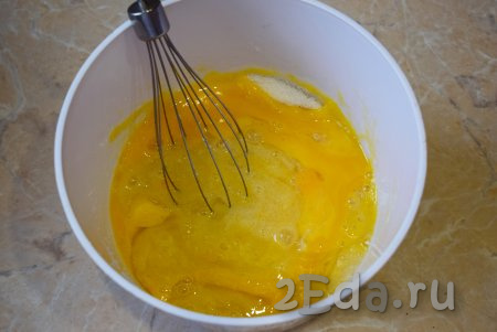 В отдельной чаше соедините яйца с сахаром и немного их взбейте венчиком, чтобы они полностью смешались друг с другом.