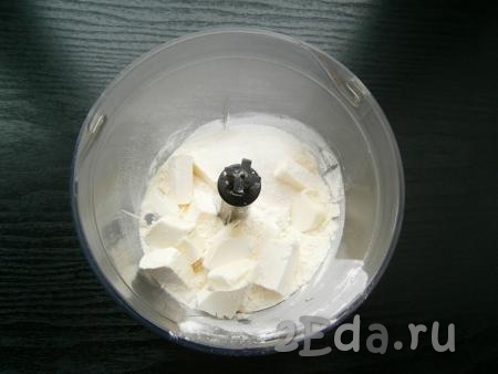 В чашу блендера всыпать муку, добавить сахар, соль и нарезанный кусочками холодный маргарин или масло.