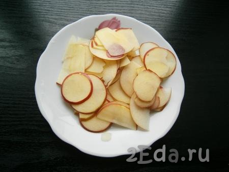Яблоки нарезать тонкими слайсами с помощью специальной терки или острого ножа.