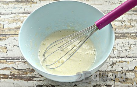 Взбить яйцо с сахаром до получения однородной массы (взбивать венчиком нужно около 2 минут, если же взбиваете миксером достаточно будет 1 минуты).