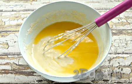 Растопленное сливочное масло влить в тесто, перемешать. Тесто для вафель должно получиться однородным, гладким, не очень густым, похожим по консистенции на тесто для оладий. При необходимости всыпьте ещё немного муки.