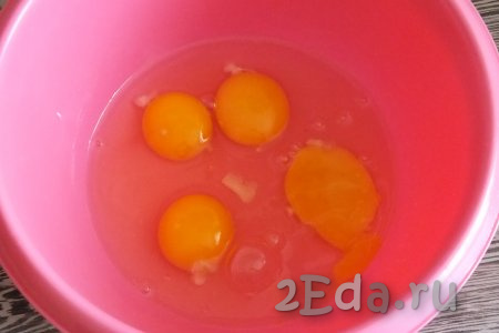 В миске соедините яйца и ванилин, взбейте миксером в пышную, белую массу.