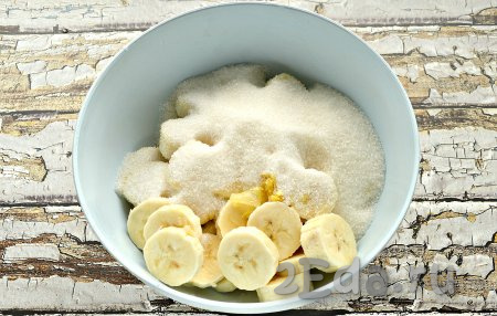 В миску с бананами, соком и цедрой лимона всыпать сахар.