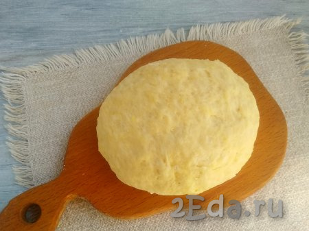 Тесто должно получиться мягким и нежным, оставить его на 10 минут под пищевой плёнкой при комнатной температуре.