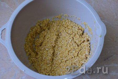 Прежде всего нужно подготовить пшеничную крупу, для этого промойте её 2-3 раза в холодной воде, затем лишнюю жидкость слейте.