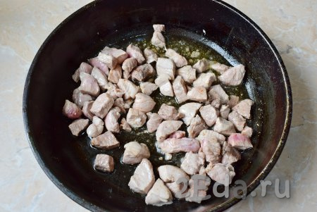 Для приготовления жаркого возьмите мясо свинины без костей, нарежьте его на небольшие кусочки. В горячую сковороду налейте немного растительного масла и обжарьте мясо на сильном огне в течение 3-5 минут, периодически помешивая.