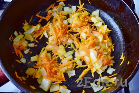 Очищенные лук и морковь измельчите любым удобным для вас способом (я морковку натёрла на тёрке, а лук нарезала на средние кубики) и обжарьте в течение 3-4 минут на среднем огне (до появления характерного аромата), посолите по вкусу.