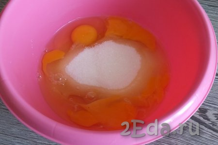 В отдельной миске соедините яйца и стакан сахара.