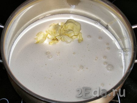 Получившуюся яично-сахарную массу перекладываем к протёртому творогу, добавляем размягчённое сливочное масло (по желанию, масло можно нарезать на кусочки) и сметану.