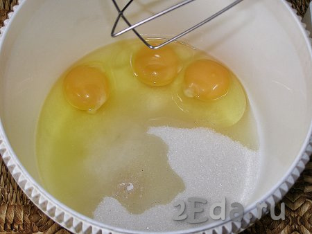 В чашу миксера насыпаем сахар, добавляем яйца и ванилин. Взбиваем миксером минут 5, чтобы сахар практически полностью растворился.