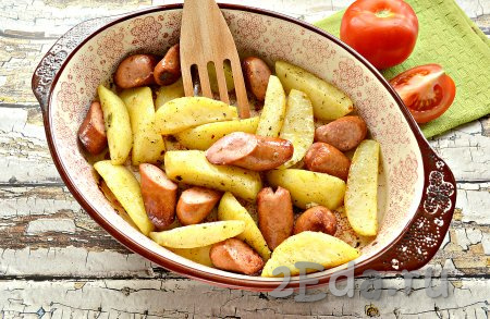 Картошка, запечённая с сосисками в духовке