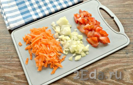 Пока варятся щи, очистить морковку и репчатый лук. Помыть помидор и очищенные морковь с луком. Помидор нарезать кубиками, натереть морковку на крупной тёрке, а лук нарезать достаточно мелко.