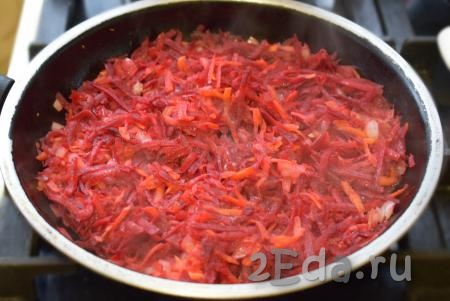 Нарежем лук мелко. Свеклу и морковь натрем на крупной терке. В сковороду нальем растительное масло и разогреем его. К маслу добавим лук, морковь и свеклу, поджарим овощи до прозрачности на небольшом огне, помешивая (обжаривать, примерно, 10-12 минут).