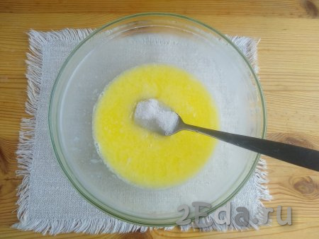 В молочно-масляную смесь всыпать соль, ванилин, сахар, тщательно перемешать (я перемешивала вилкой).