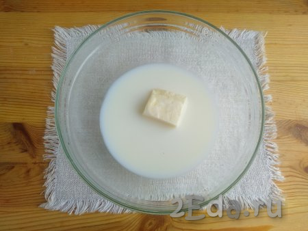 Молоко со сливочным маслом прогреть в микроволновке (или на плите) до расплавления масла. Сильно нагревать не нужно. Если масляно-молочная смесь нагрелась достаточно сильно, дайте ей остыть, чтобы она стала тёплой.