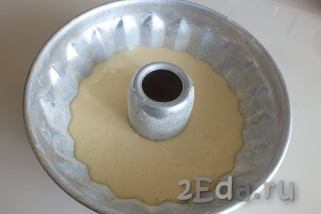 Форму для кекса смажьте маслом и присыпьте манкой. Перелейте тесто в форму. Поставьте выпекаться кекс по-фински в разогретую до 180 градусов духовку на 25-30 минут.