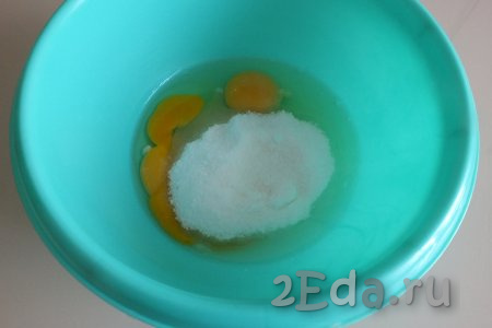 Соедините в миске яйца и сахар.