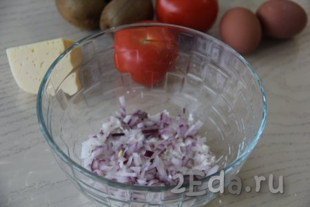 Очищенную луковицу для этого салата лучше нарезать достаточно мелко. Половину нарезанного лука выложить следующим слоем и слегка утрамбовать.