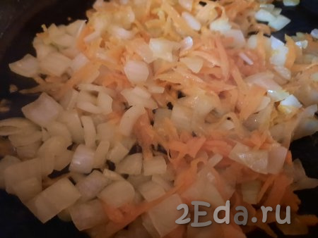 Затем очищенную и натёртую на средней тёрке морковь добавить в сковороду к луку и обжаривать минут 5, не забывая помешивать.