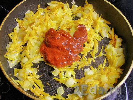 Когда овощи размягчатся, выкладываем в сковороду томатную пасту, перемешиваем.