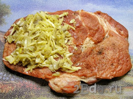 На край мяса выкладываем грибную начинку с сыром.