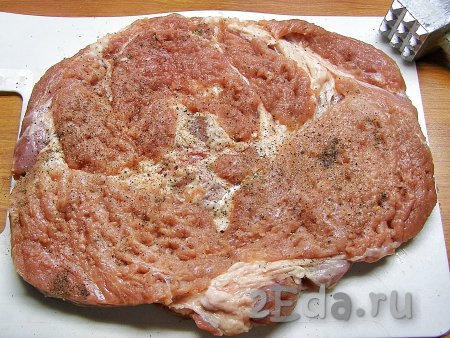 Мясо хорошо отбиваем с обеих сторон кулинарным молотком, солим и перчим также с обеих сторон.