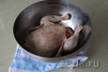 Натереть курицу специями внутри и снаружи, оставить на 1-2 часа при комнатной температуре, чтобы курочка промариновалась. Солить курицу не нужно.