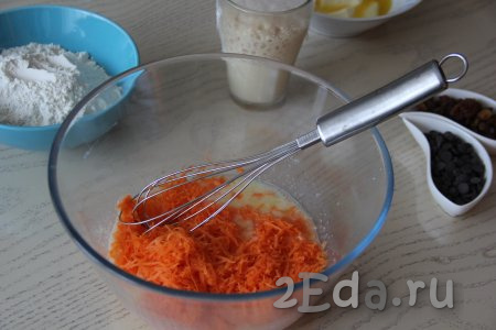 120 грамм сырой очищенной моркови натереть на мелкой тёрке и добавить в миску к яично-сахарной смеси.