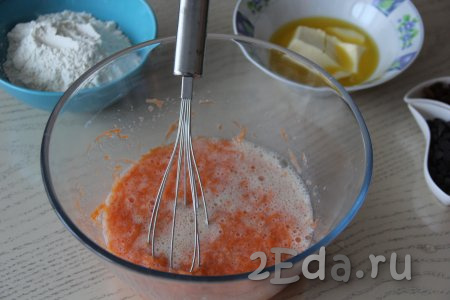 В яично-морковную смесь влить запенившуюся дрожжевую смесь и перемешать венчиком.