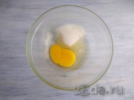 Яйцо вбить в достаточно объёмную миску, удобную для замешивания теста для кексов, добавить сахар, ванилин и соль.