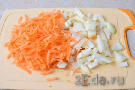Лук и морковь очистите, ополосните. Лук мелко нарежьте, а морковь натрите на крупной тёрке.