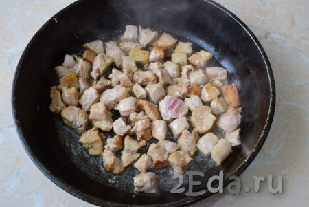 Мякоть свинины нарежьте на небольшие кусочки. На сковороде, хорошо разогретой с небольшим количеством растительного масла, обжарьте нарезанное мясо на среднем огне до небольшой румяности со всех сторон. 