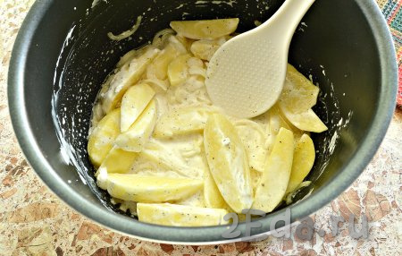 Влить 50-70 мл кипячёной воды, перемешать картофель со сметаной и закрыть крышку мультиварки.
