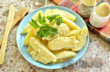 Картофель, тушёный со сметаной в мультиварке, получается нежным, мягким, ароматным и очень вкусным, попробуйте!