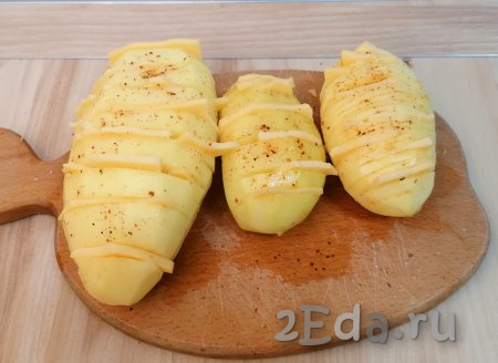 В каждый разрез картошки-гармошки вложите по ломтику сыра. 