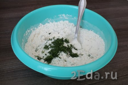 К смеси муки и соли добавьте нарезанную зелень, предварительно отложив пару щепоток зелени для посыпки фокаччи перед выпечкой.