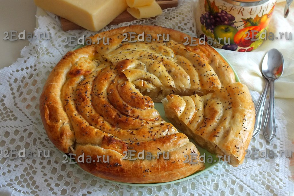 Пирог «Улитка» из слоеного теста с сыром