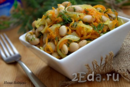 Вкусный, яркий и довольно питательный салат, приготовленный из фасоли с жареной морковью и луком, подавать в тёплом или остывшем виде. 