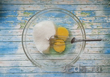 Яйца разбить в глубокую миску, добавить к ним сахар и соль. Взбить с помощью венчика до растворения сахара.