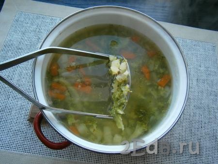 Варить далее суп с брокколи еще минут 15 на небольшом огне. После этого все овощи немного размять толкушкой.